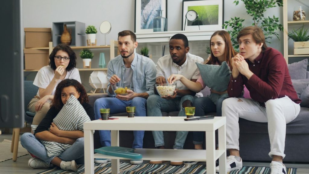 PASS THE POPCORN | SPOOKY MOVIE NIGHT, MEL